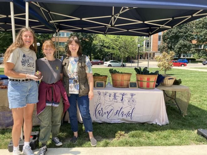 Students by a farmers market stand