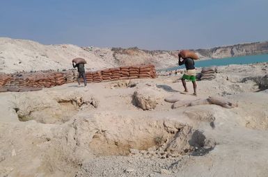 Artisanal and small-scale miners load bags of copper and cobalt ore near Kolwezi, DRC. Each bag can weigh up to 75 kilograms. Image credit: Espérant Mwishamali